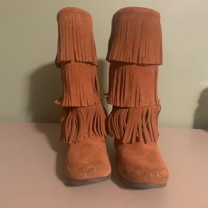 MINNETONKA NWOT 3-Layer Fringe Boot